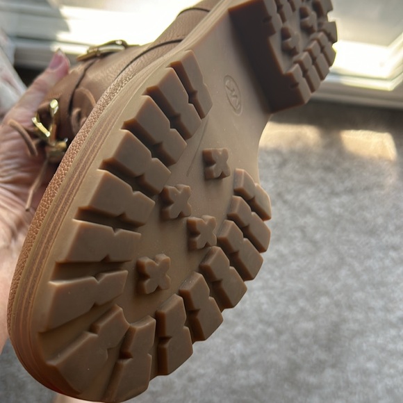 A beautiful set of ankle boots. Only worn twice. - Picture 3 of 4